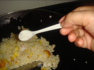 蛋炒饭的做法步骤：2