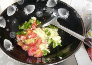 番茄青椒鸡蛋炒面的做法步骤：2