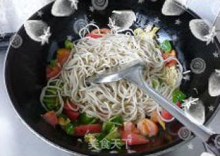 番茄青椒鸡蛋炒面的做法步骤：2