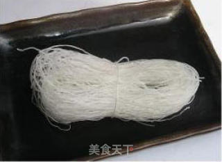 虾油炒粉丝卷心菜的做法步骤：2
