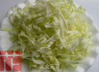 虾油炒粉丝卷心菜的做法步骤：2