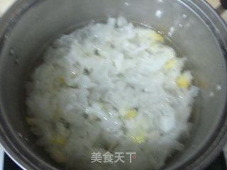 银耳雪梨甜汤的做法步骤：2