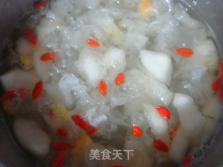 银耳雪梨甜汤的做法步骤：2