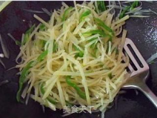 青椒土豆丝的做法步骤：2