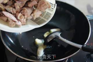 小鸡炖蘑菇的做法步骤：2