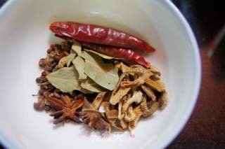 小鸡炖蘑菇的做法步骤：2