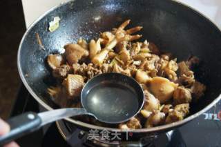 小鸡炖蘑菇的做法步骤：2