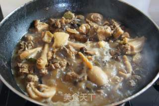 小鸡炖蘑菇的做法步骤：2