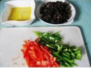 双椒木耳炒鸡蛋的做法步骤：2