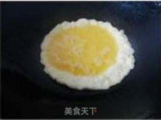 双椒木耳炒鸡蛋的做法步骤：2