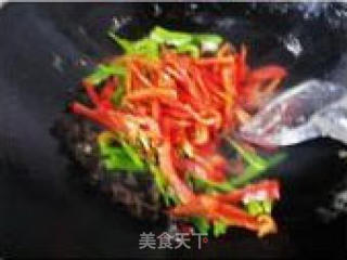 双椒木耳炒鸡蛋的做法步骤：2
