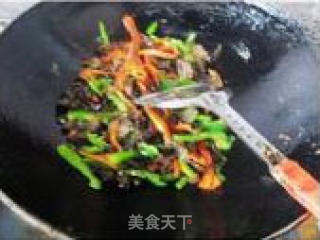 双椒木耳炒鸡蛋的做法步骤：2