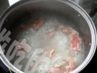 鸡蛋牛肉粥的做法步骤：2