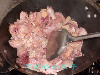 土豆粉烧仔鸡的做法步骤：2