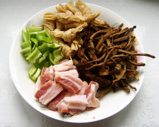 茶树菇烧五花肉的做法步骤：2