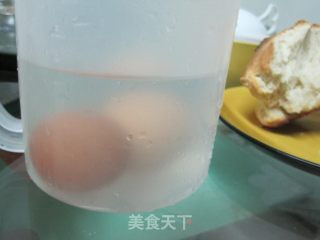 微波版白水煮鸡蛋的做法步骤：2