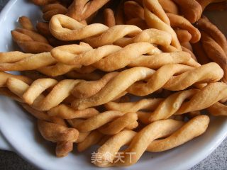 自制酥松的麻花的做法步骤：2
