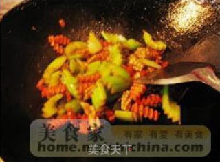 西芹鱿鱼的做法步骤：2