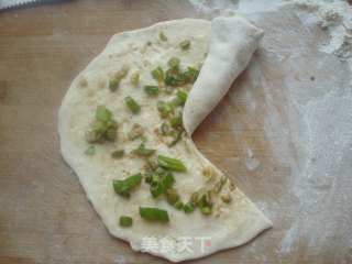 葱花油饼的做法步骤：2