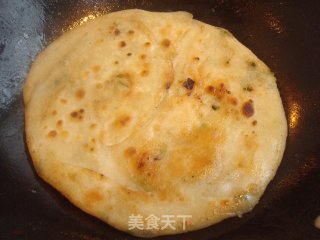 葱花油饼的做法步骤：2