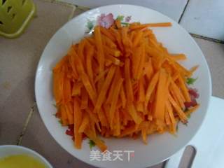 胡萝卜木耳炒鸡蛋的做法步骤：2