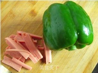 青椒拌银芽的做法步骤：2