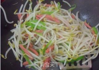 青椒拌银芽的做法步骤：2