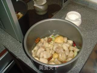 土豆红烧肉的做法步骤：2
