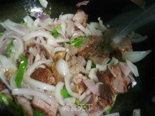 洋葱牛肉的做法步骤：2
