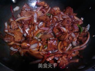 洋葱牛肉的做法步骤：2