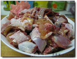 小鸡炖蘑菇的做法步骤：2