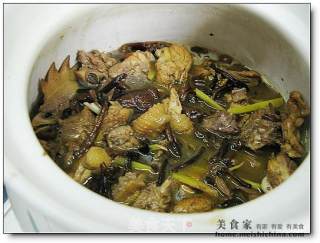 小鸡炖蘑菇的做法步骤：2