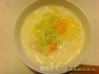 鸡蛋葱花摊饼的做法步骤：2