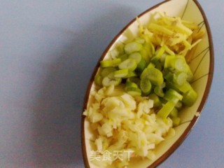 蒜香穿心莲的做法步骤：2