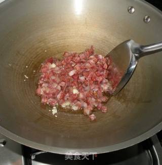 豌豆炒腊肠的做法步骤：2