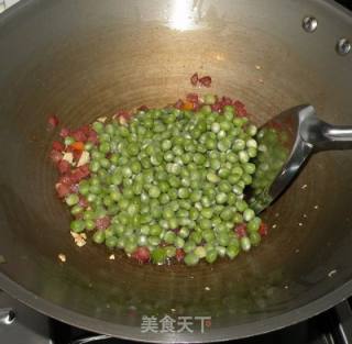 豌豆炒腊肠的做法步骤：2