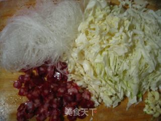 腊肠包菜炒粉丝的做法步骤：2