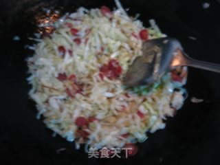 腊肠包菜炒粉丝的做法步骤：2