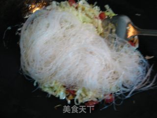 腊肠包菜炒粉丝的做法步骤：2