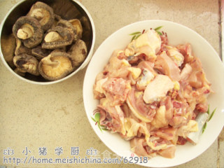 香菇滑鸡的做法步骤：2