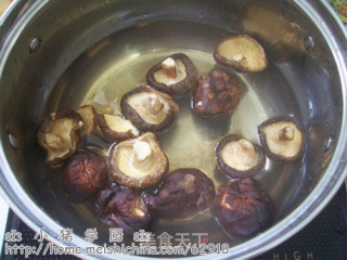 香菇滑鸡的做法步骤：2
