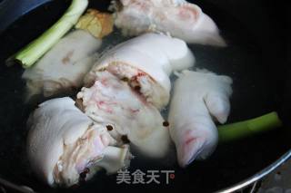 紫砂锅煲雪豆猪蹄汤的做法步骤：2