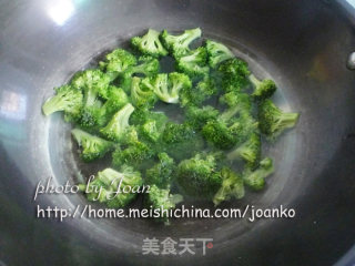 西兰花炒鱿鱼的做法步骤：2