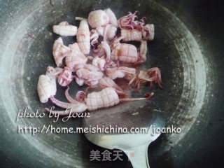 西兰花炒鱿鱼的做法步骤：2