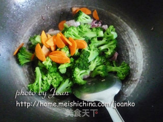 西兰花炒鱿鱼的做法步骤：2