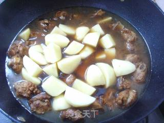 土豆烧排骨的做法步骤：2