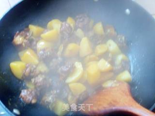 土豆烧排骨的做法步骤：2