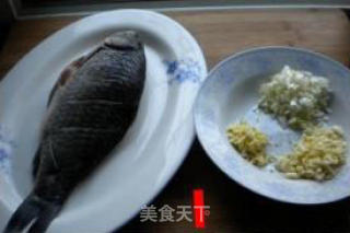 干烧河鲫的做法步骤：2
