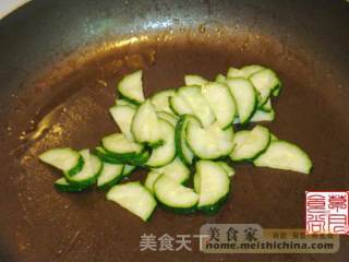 黄瓜培根螺丝面的做法步骤：3