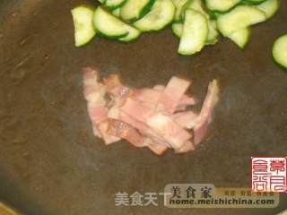 黄瓜培根螺丝面的做法步骤：3